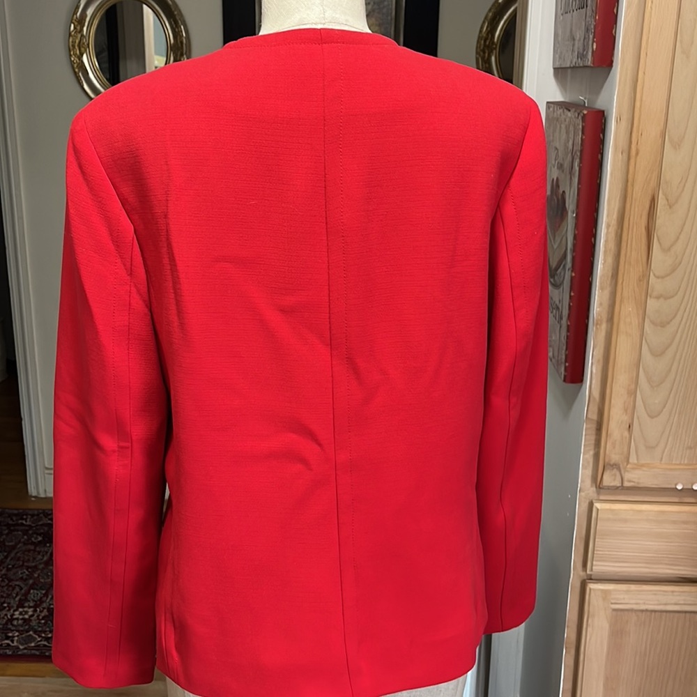 Red 8 - Picture 2 of 5
